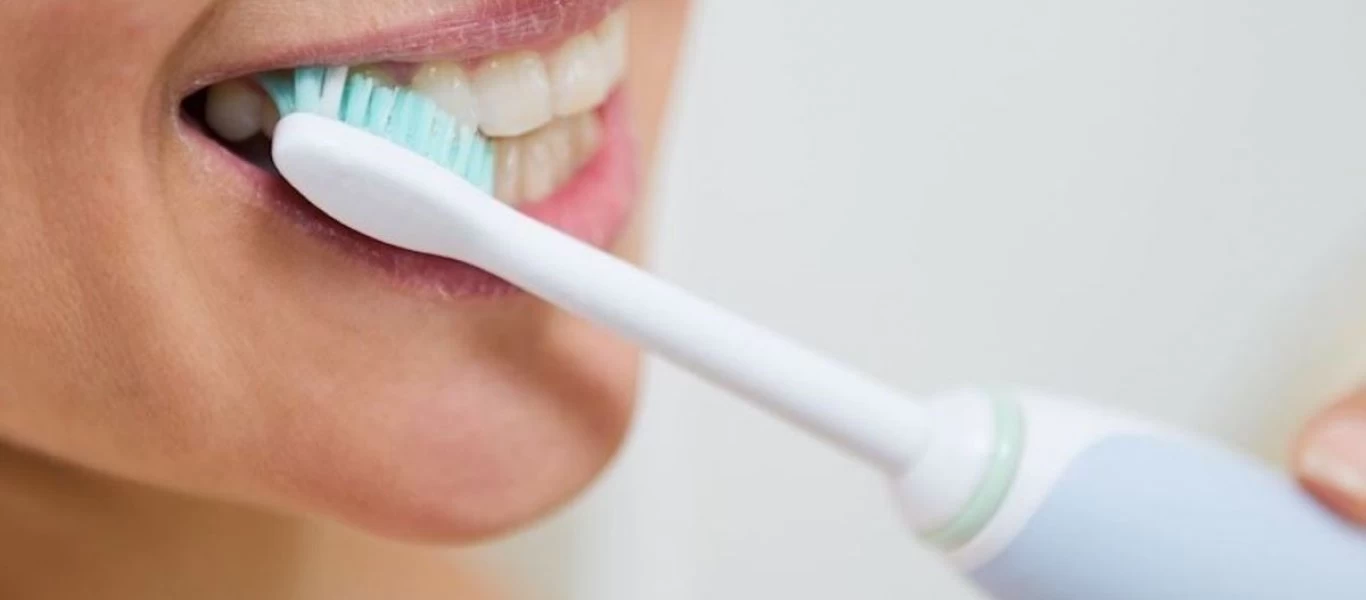 Το ήξερες ότι δεν πρέπει να βουρτσίζεις τα δόντια σου αφού έχεις πιει αυτά τα τέσσερα πράγματα;